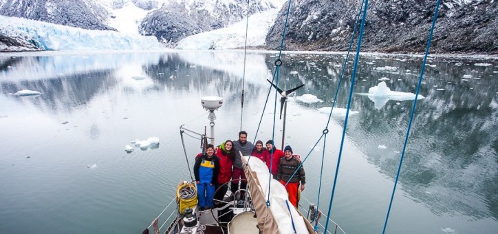 Notre voilier Vénus au pied des fjords chiliens.